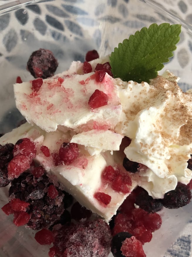 Holunderblüten-Creme als Eis mit Sahne und Beerenmischung
