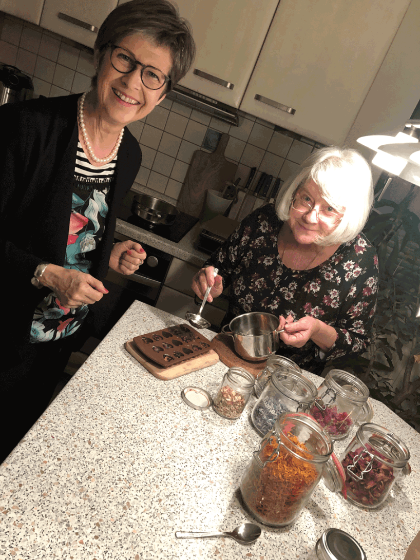 Petra und Karin beim Herstellen der Badepralinen