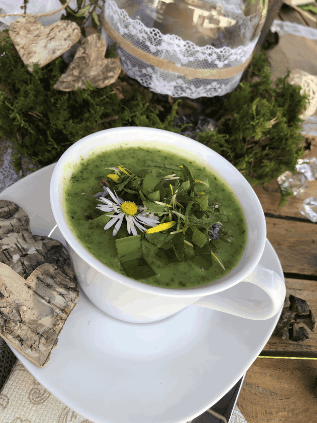 Suppe mit Gänseblümchen-Topping